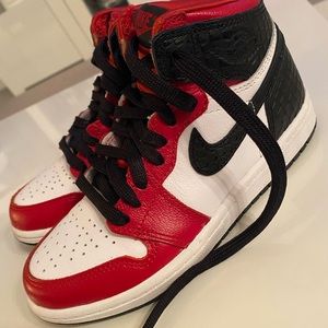 Jordan 1 Retro High
Satin Snake Chicago (PS)